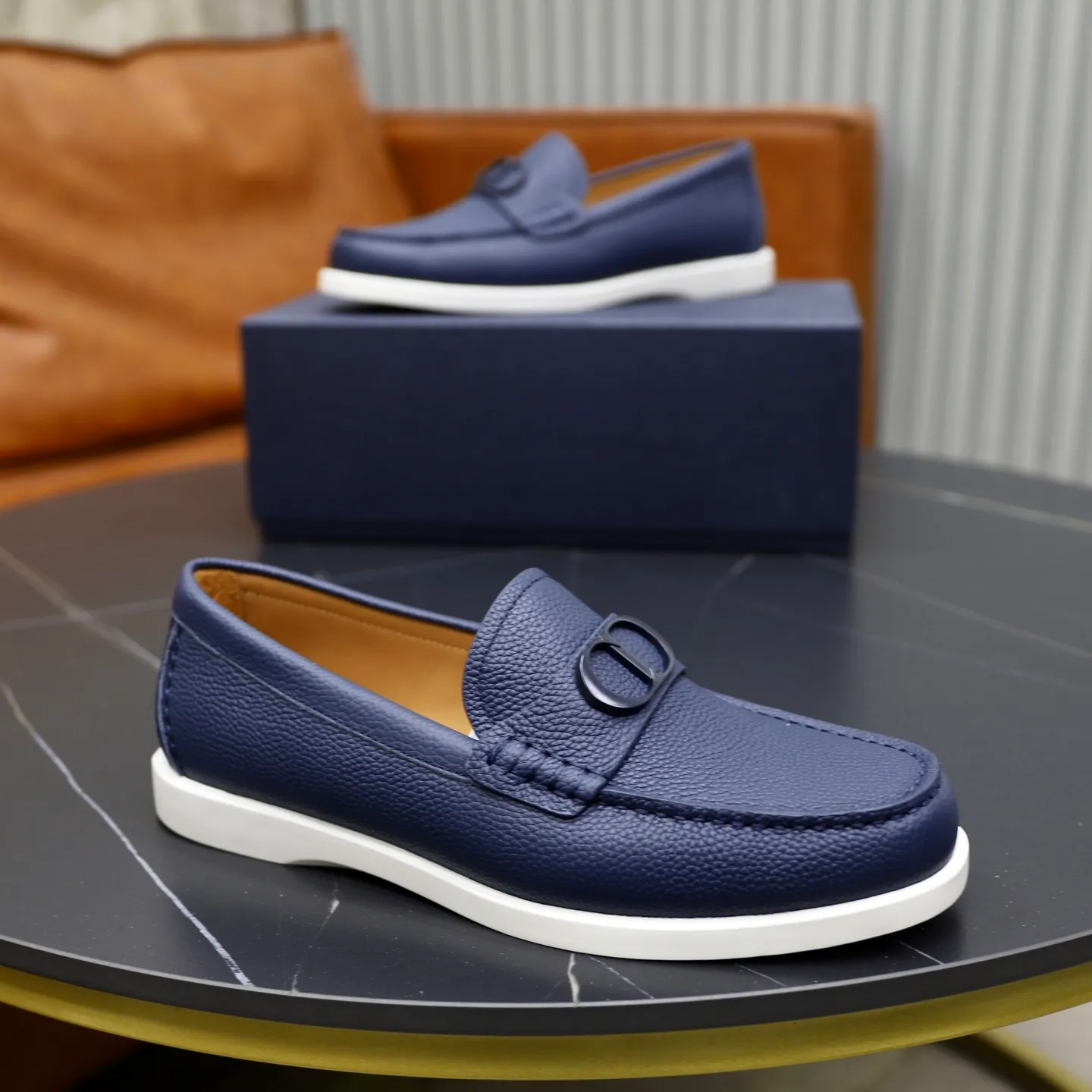 Ex-factory price: 540🙅‍♂️🙅‍♂️🙅‍♂️ Brand: Dior DIOR Standard code: Men's code 38/44 (45 can be customized) Grade: Same as the official website Material: Original cowhide stitching, cowhide lining, original TPU wear-resistant soft outsole Style categories: Leisure and sports version, footwear for driving, young fashion, European and American trends, British style Color: actual picture color